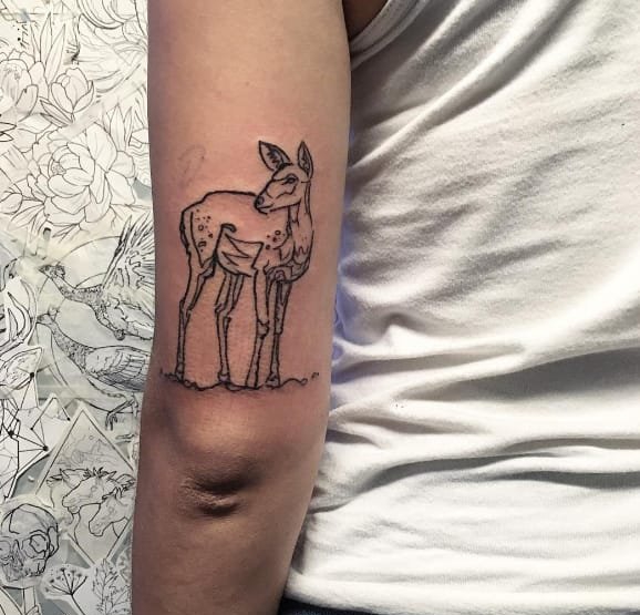 大腿上帅气的线条马纹身图案