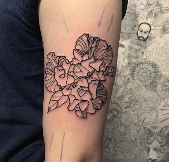 大腿上帅气的线条马纹身图案