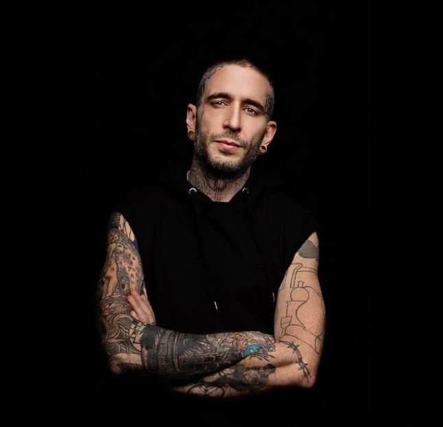 大腿上帅气的线条马纹身图案