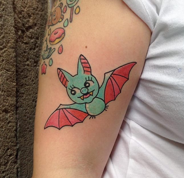 男子手臂上可爱的饼干纹身图案