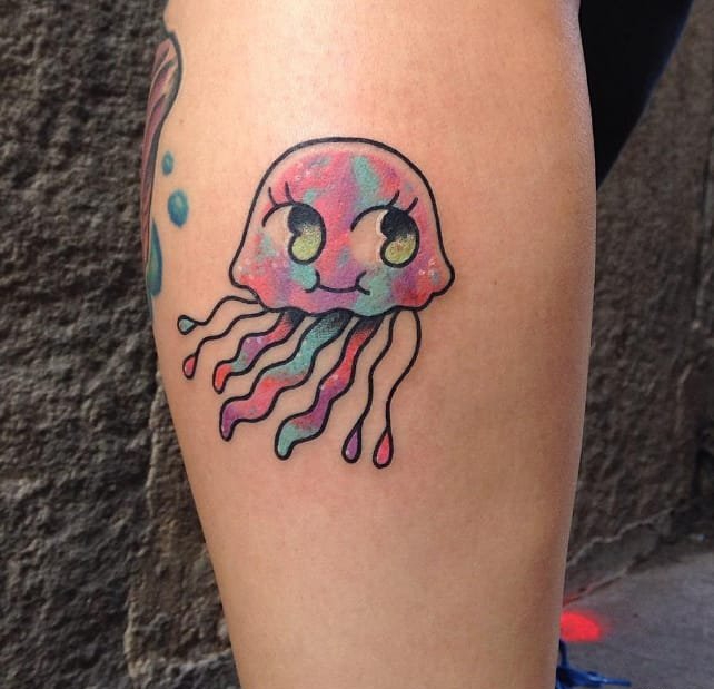 男子手臂上可爱的饼干纹身图案