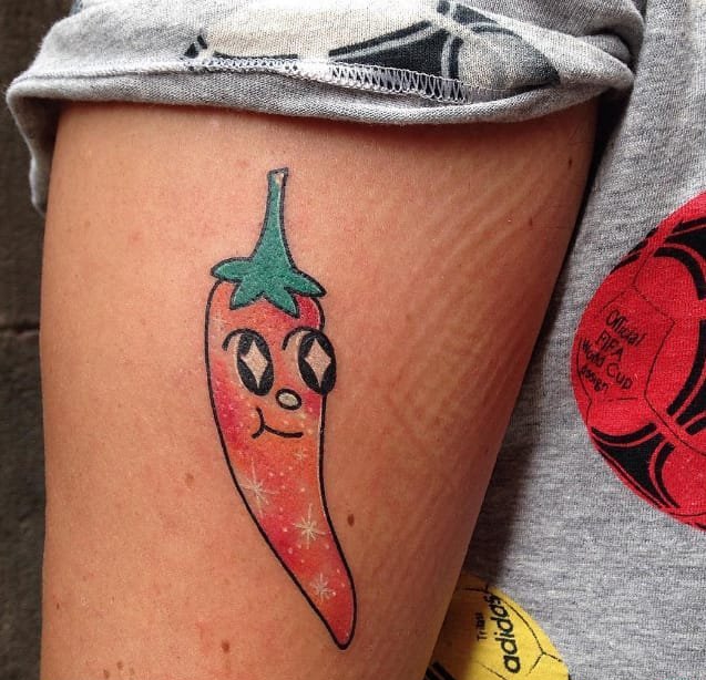 男子手臂上可爱的饼干纹身图案