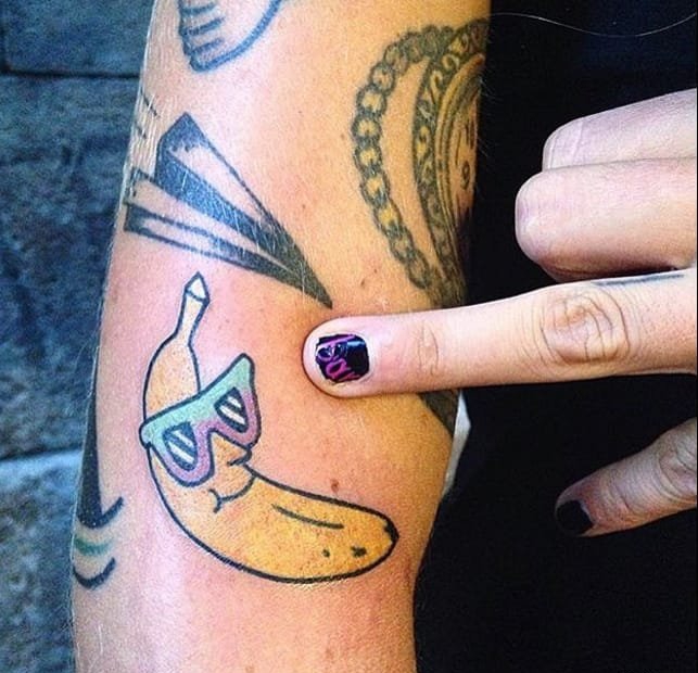 男子手臂上可爱的饼干纹身图案