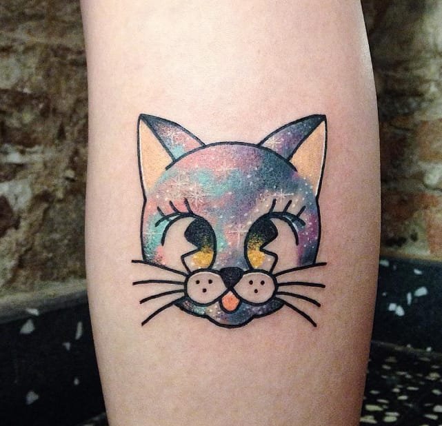 男子手臂上可爱的饼干纹身图案