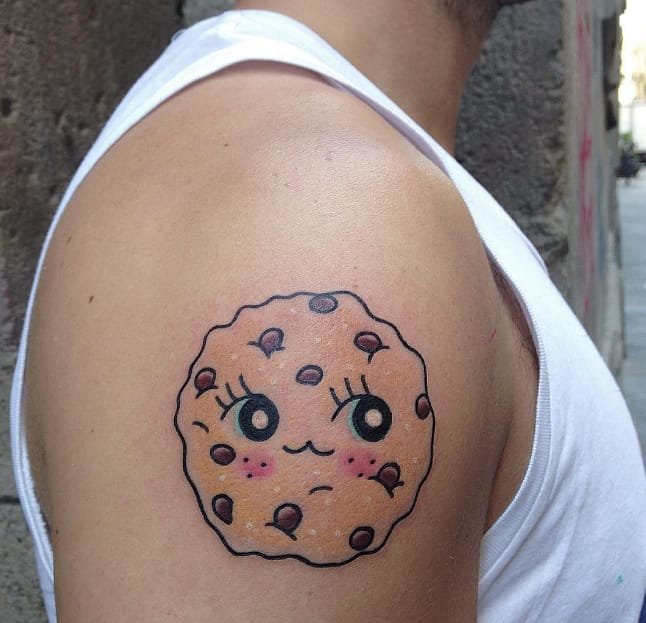 男子手臂上可爱的饼干纹身图案