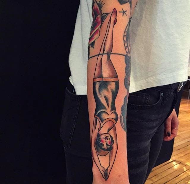 大腿上的女孩和恶魔面具纹身图案