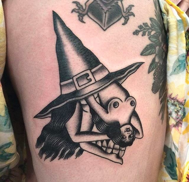 大腿上的女孩和恶魔面具纹身图案