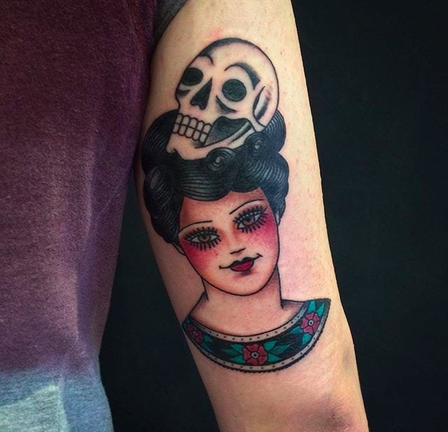 大腿上的女孩和恶魔面具纹身图案