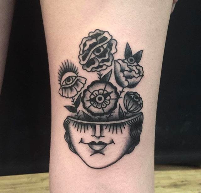 大腿上的女孩和恶魔面具纹身图案