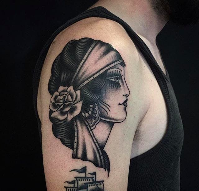 大腿上的女孩和恶魔面具纹身图案