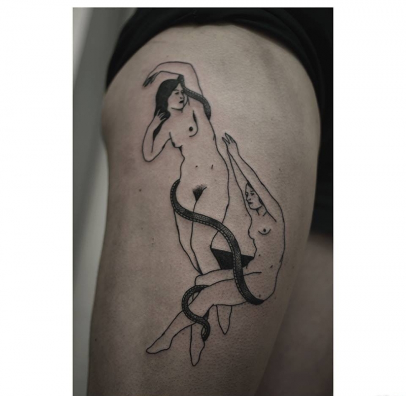 大腿上黑色裸体女人和蛇纹身图案