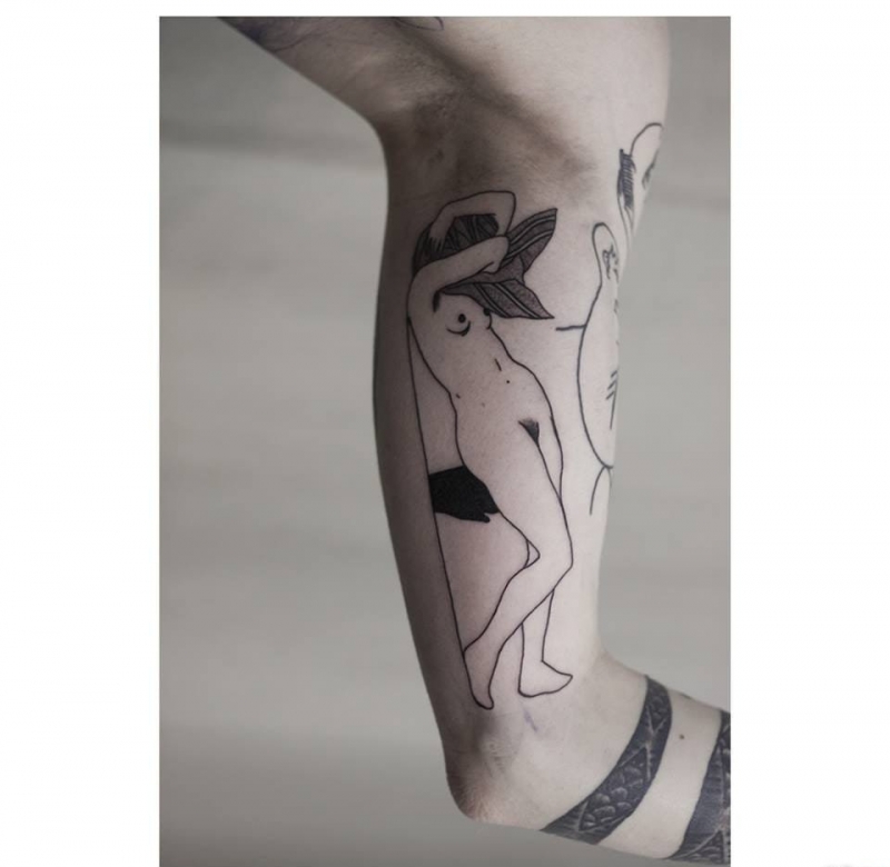 大腿上黑色裸体女人和蛇纹身图案