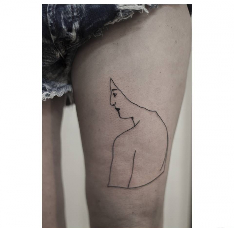 大腿上黑色裸体女人和蛇纹身图案