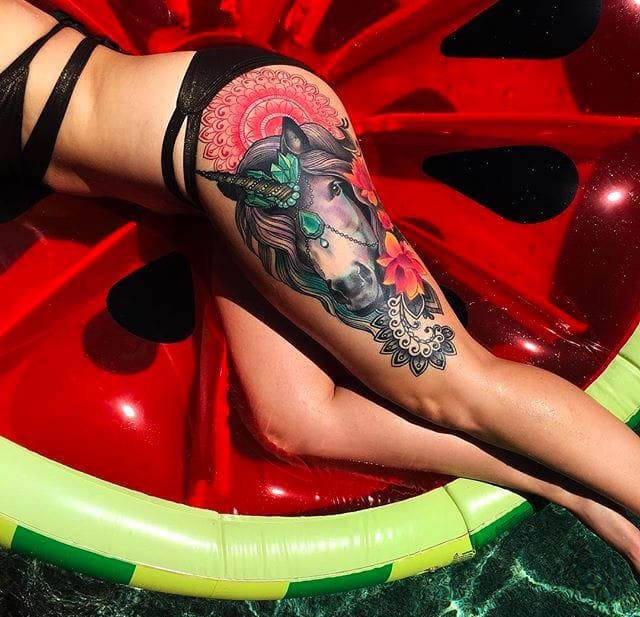 美女臀部漂亮的独角兽图案纹身