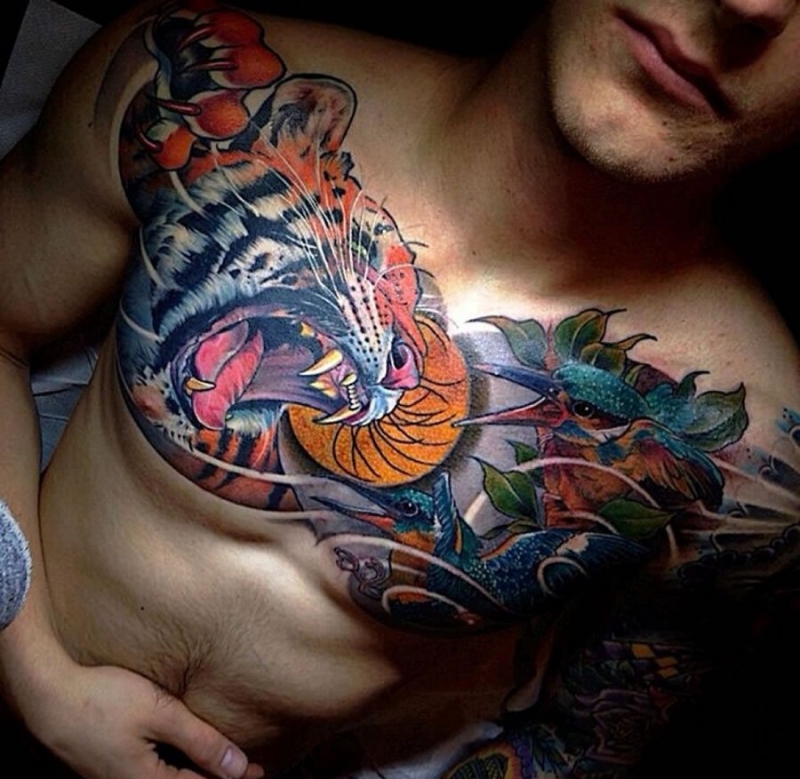 男子满胸鸟和虎纹身图案