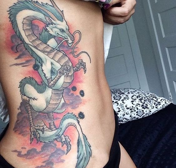 女性右侧肋很棒的龙纹身图案