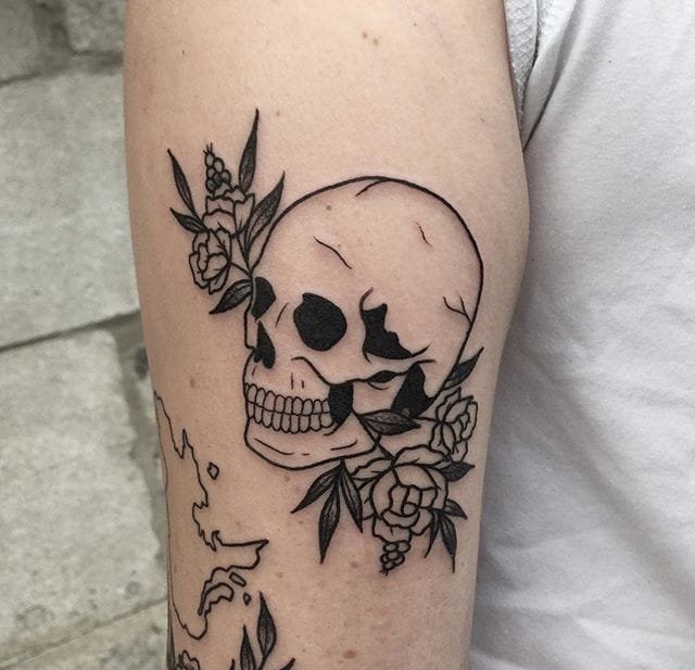 出自莉迪亚玛丽的简单黑色墨水线条纹身图案