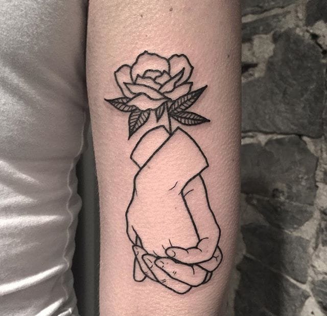 出自莉迪亚玛丽的简单黑色墨水线条纹身图案