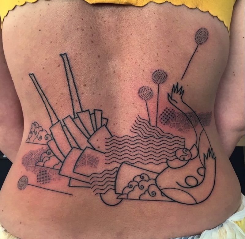 大腿上抽象的仙女纹身图案