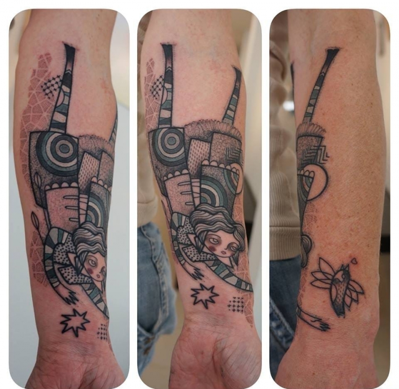 大腿上抽象的仙女纹身图案