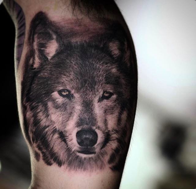 大腿上的天使和马还有时钟图案纹身