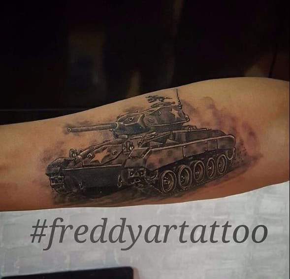 大腿上黑色坦克纹身图案