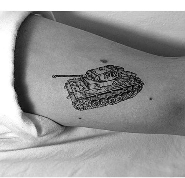 大腿上黑色坦克纹身图案