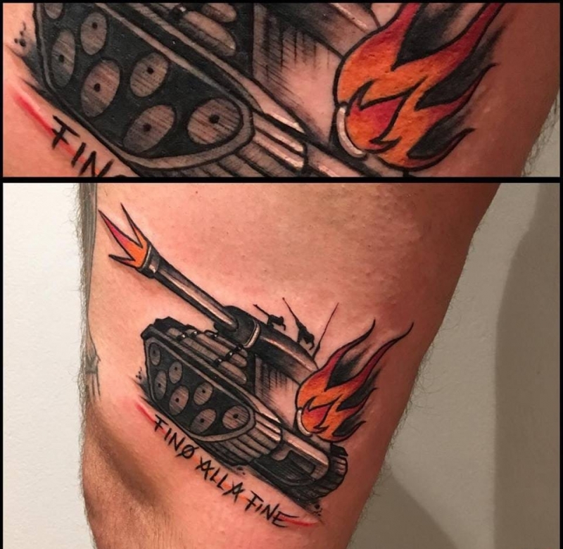 大腿上黑色坦克纹身图案