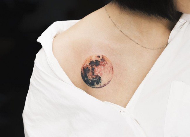 大腿上漂亮的月球纹身图案