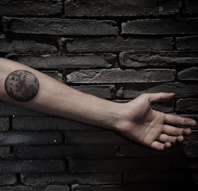 大腿上漂亮的月球纹身图案