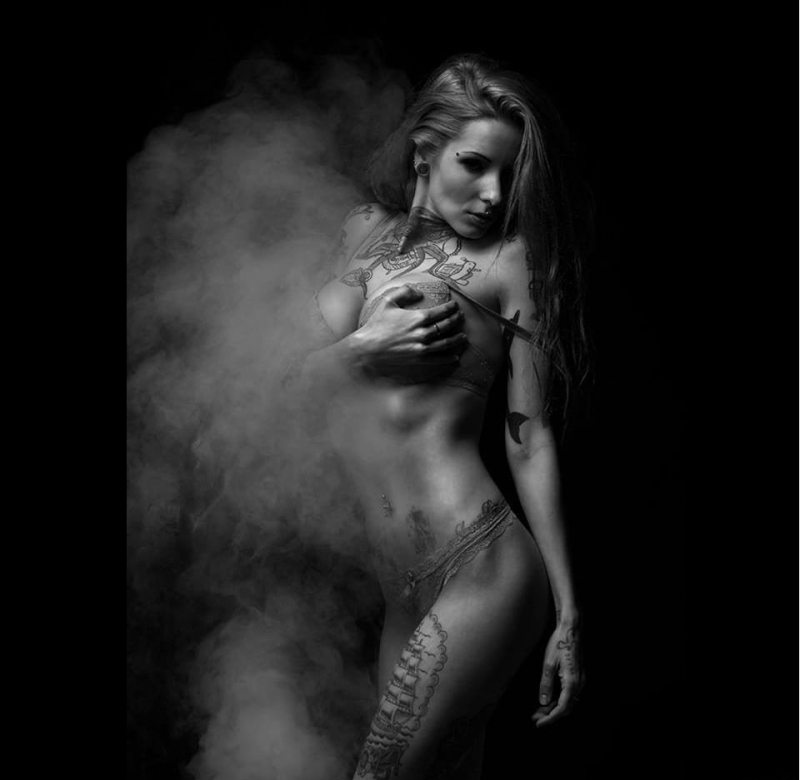 性感的纹身摄影,欧美纹身女性黑暗中的性感与美的演绎