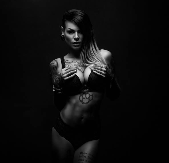 性感的纹身摄影，欧美纹身女性黑暗中的性感与美的演绎