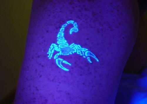 荧光蝎子隐形纹身图案