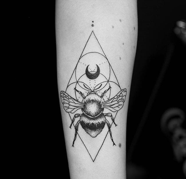 超精致的黑色细线条纹身图案来自伊丽莎白瓦里丝