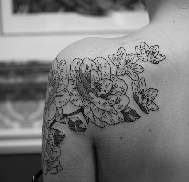 超精致的黑色细线条纹身图案来自伊丽莎白瓦里丝