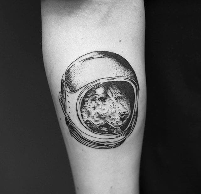 超精致的黑色细线条纹身图案来自伊丽莎白瓦里丝