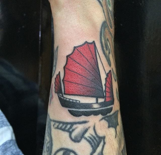 八款精致的帆船图案纹身图片
