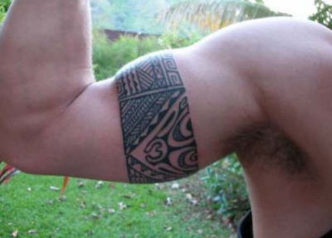 男子手臂上的黑色环形梵文纹身图案