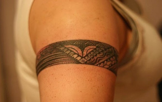 男子手臂上的黑色环形梵文纹身图案