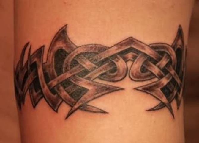 男子手臂上的黑色环形梵文纹身图案