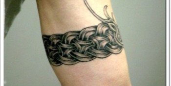 男子手臂上的黑色环形梵文纹身图案