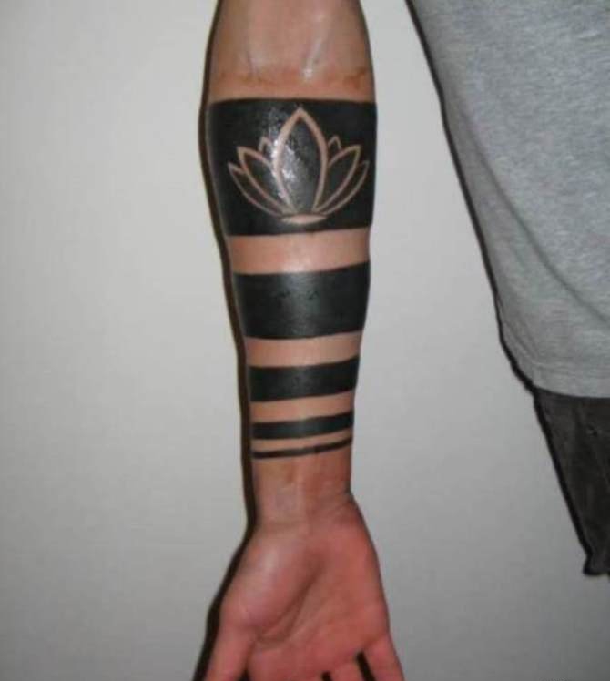 男子手臂上的黑色环形梵文纹身图案