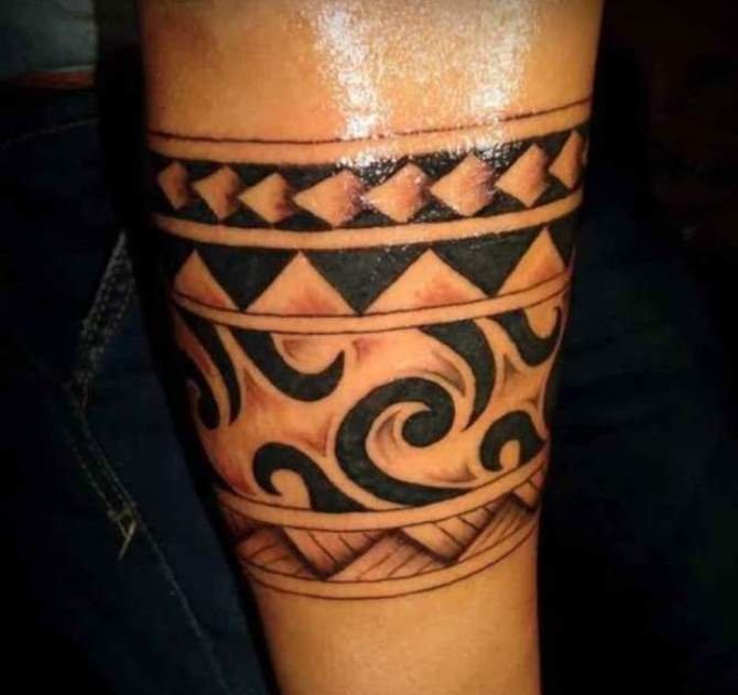 男子手臂上的黑色环形梵文纹身图案