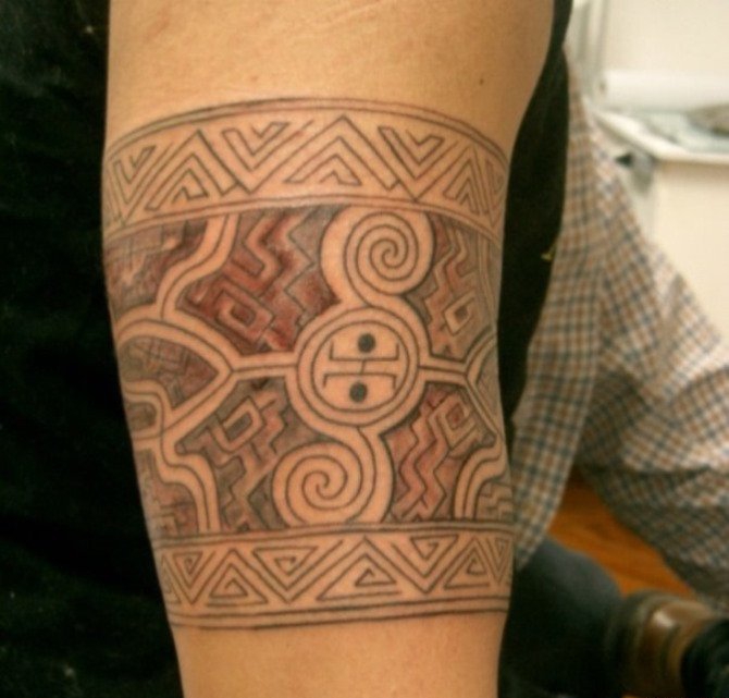 男子手臂上的黑色环形梵文纹身图案