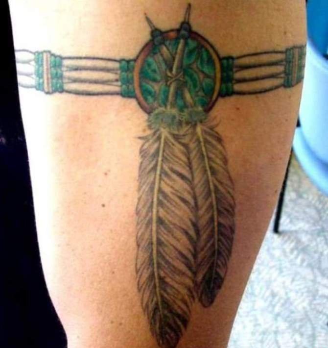 男子手臂上的黑色环形梵文纹身图案