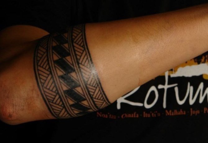 男子手臂上的黑色环形梵文纹身图案