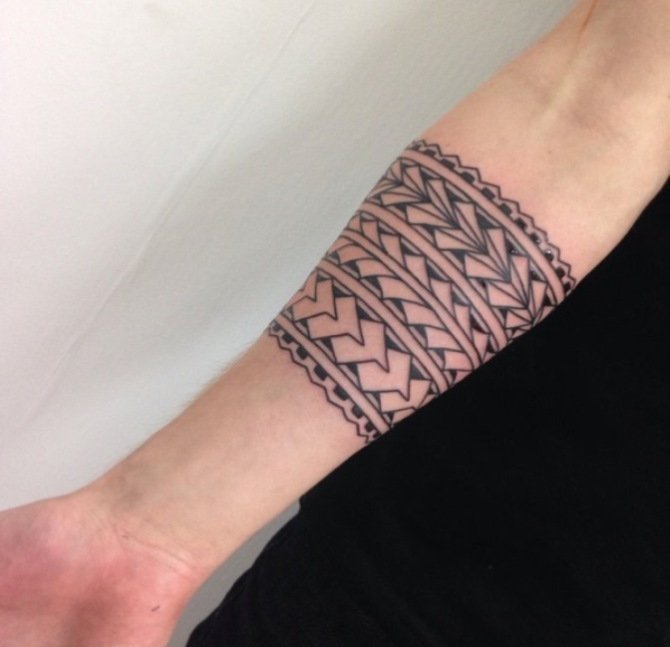 男子手臂上的黑色环形梵文纹身图案