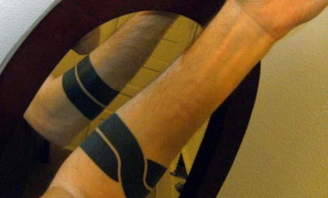 男子手臂上的黑色环形梵文纹身图案