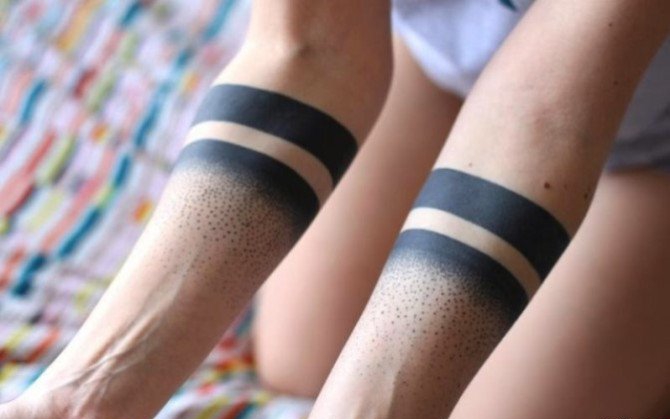 男子手臂上的黑色环形梵文纹身图案