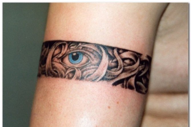 男子手臂上的黑色环形梵文纹身图案